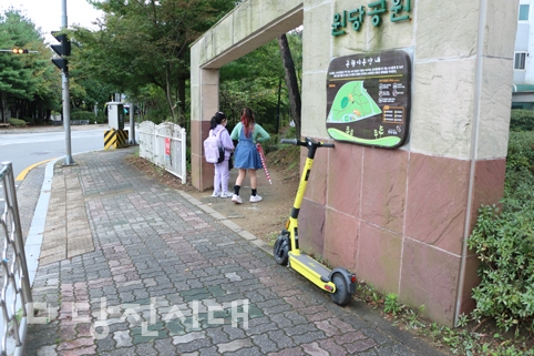 ▲ 거리 곳곳에 놓여 있는 공유킥보드 모습