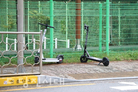 ▲ 거리 곳곳에 놓여 있는 공유킥보드 모습