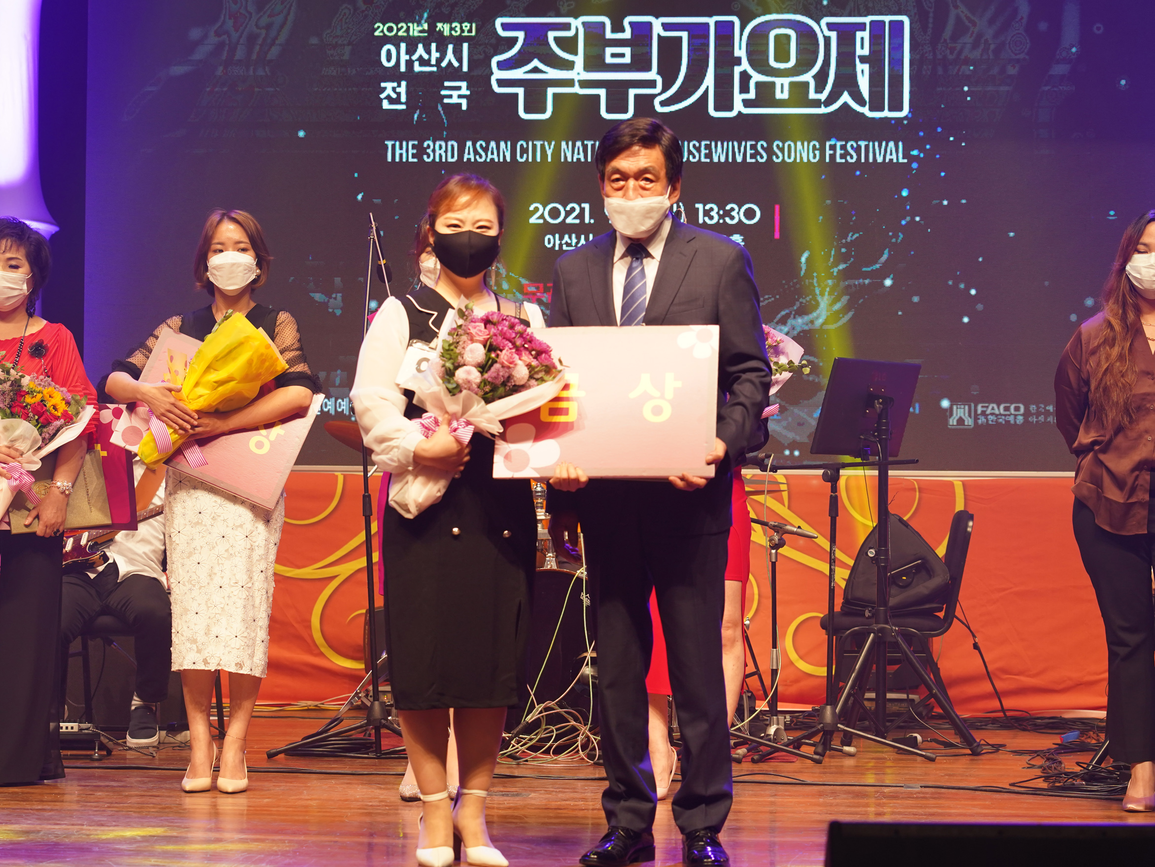 ▲ 100세 봉사단 윤정현 단장이 제3회 아산시전국주부가요제에서 금상을 수상했다.