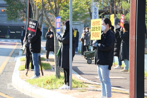▲ 비전스쿨을 운영하고 있는 다세운공동체 소속 학부모들이 당진시청과 당진경찰서, 당진교육지원청 앞에서 집회를 벌이고 있다.