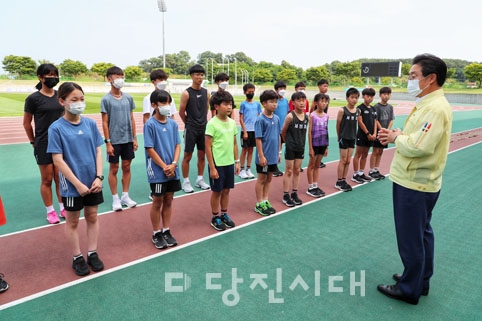 ▲ 충청남도체육대회 겸 충청남도 교육감기 육상경기대회에서 당진을 대표로 출전하는 육상 꿈나무 선수들. 지난 7월 김홍장 당진시장이 당진종합운동장에서 훈련 중인 당진시육상연맹 소속 초·중 선수들을 찾아가 격려했다.