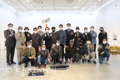 ▲ (사)한국조각협회 당진지부가 지난 18일부터 2021 서해조각페스타전을 개최하며 회원과 내빈이 함께 기념사진을 촬영했다.