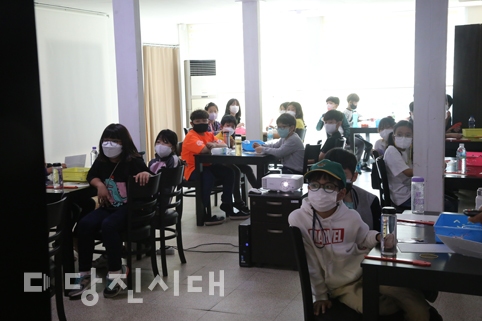 ▲ 합도초 학생들이 한국도량형박물관 교육실에서 동력 비행기 제작 영상을 시청하고 있다.