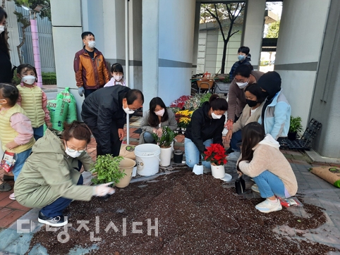 ▲ 신평면 거산리 코아루아파트가 이웃 간 소통을 위해 화분 가꾸기 사업을 지난달 23일 개최했다.