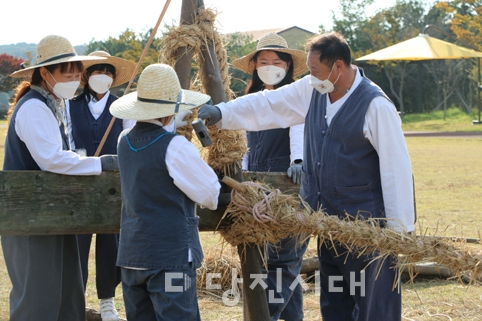 ▲ (사)기지시줄다리기보존회가 기지시줄다리기 공개행사를 지난달 23일 전수교육관 야외공연장에서 개최했다.
