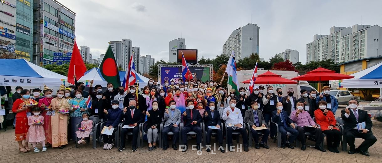 ▲ 당진외국인근로자지원센터가 지난 7일 당진버스터미널 앞 광장에서 무료진료 및 한마음 축제를 개최했다.