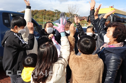 지난 10일 대호지면 마을복지계획단이 조금초 일원에서 아이들과 함께하는 쓰담쓰담 걷기대회를 진행했다.