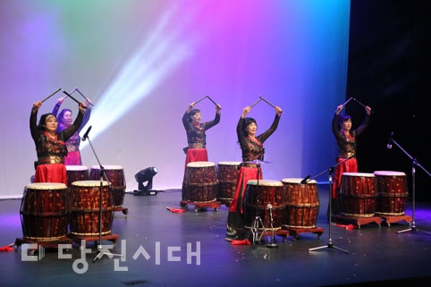 ▲ 당진생활문화센터 동아리 발표회가 지난 25일 당진문예의전당에서 개최됐다.