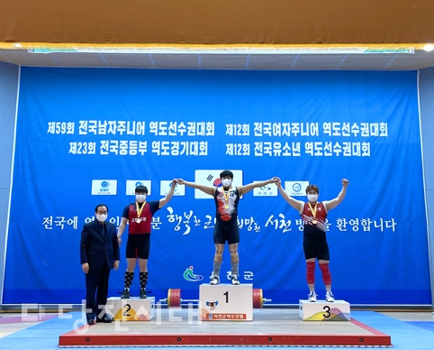 ▲ 신성대 전병현 선수(가운데)가 대회 2관왕을 차지한 후 시상대에서 다른 수상자들과 기념사진을 촬영하고 있다.
