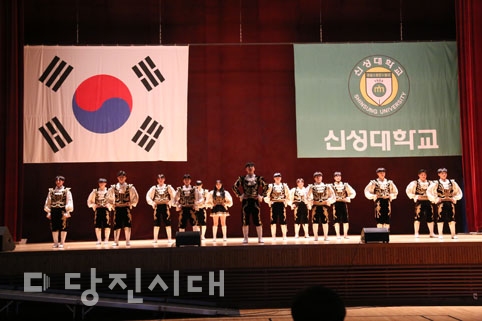 ▲ 신성대 레저스포츠과가 지난 24일 제5회 졸업실기작품 발표회를 태촌아카데미홀 주경기장에서 개최했다.