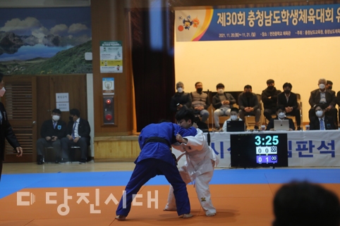 ▲ 제30회 충청남도학생체육대회 유도 종목 경기가 지난 20일부터 이틀간 면천중학교 체육관에서 개최됐다.