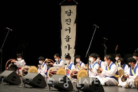 ▲ 당진교육지원청이 지난 8일 2021 당진 시민과 함께하는 토닥토닥 장애공감 어울림 콘서트를 당진문예의전당 대공연장에서 개최했다.