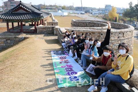 ▲ 송산종합사회복지관이 지역의 초등학생을 대상으로 한 문화유산 생태투어 사업을 지난달 27일 마무리했다.