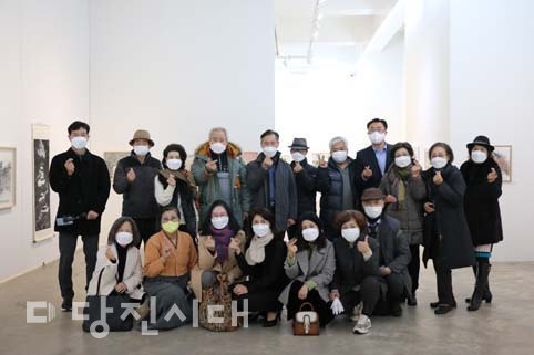 ▲ 제13회 충청현대한국화회전 당진 팔경 한국화전이 지난 3일부터 8일까지 당진문예의전당 전시실에서 열렸다. 사진은 지난 4일에 열린 오프닝에서 작가들 단체 모습.