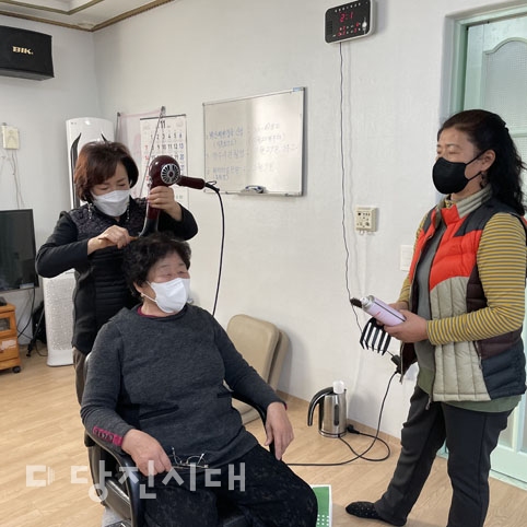 ▲ 대한노인회 당진시지회가 어르신을 대상으로 장수 사진 촬영 행사를 이어오고 있는 가운데 진선미 미용실이 재능 기부에 나섰다.