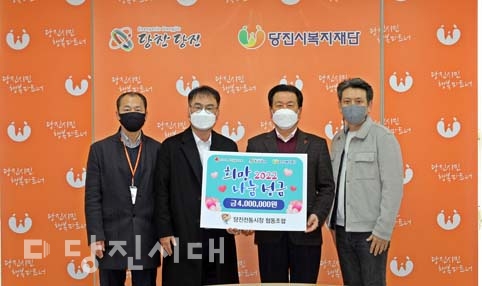 ▲ 당진전통시장 협동조합이 당진시복지재단에 할인 행사 수익금을 전달했다.