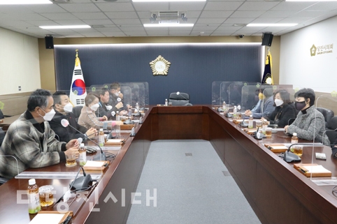 ▲ 지난 22일 당진시 버스공영제추진시민운동본부(준)와 당진시의회 윤명수 건설위원장, 최연숙 총무위원장이 간담회를 진행했다.