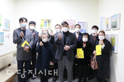 ▲ 당진시장애인복지관 꿈꾸는 수채화반의 전시가 당진종합병원에서 다음 달 17일까지 열리고 있다.