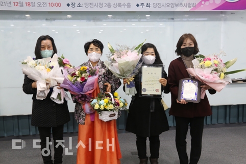 ▲ 당진시요양보호사협회가 제1회 연말시상식을 개최했다.(왼쪽부터) 진요복, 김기분, 구옥경, 최지혜 수상자의 모습