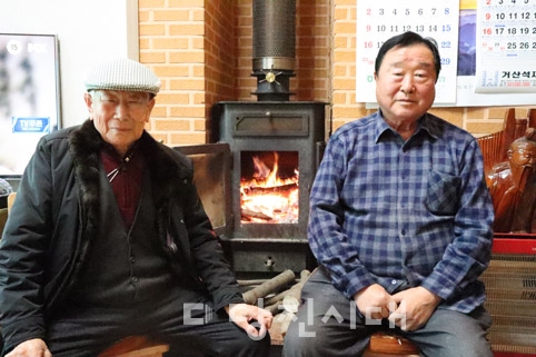 ▲ (왼쪽부터) 조만형 면천면 성상1리 노인회장과 정근좌 회원