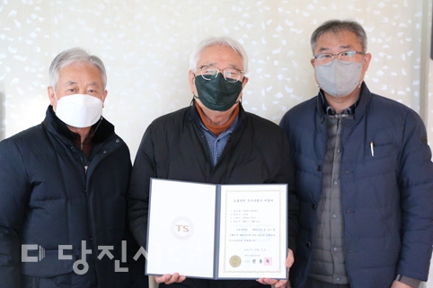 ▲ 대영택시(합)가 2021년 교통안전 우수사업자로 선정됐다. (왼쪽부터) 신병철 전무이사, 손찬동 대표, 손병열 상무이사