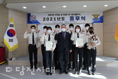 ▲ 당진소방서가 지난달 31일 종무식을 개최한 가운데, 김명선 충남도의장이 소방행정발전 유공자에게 표창장을 전달했다.