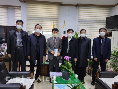 ▲ 서해제일교회가 석문면행정복지센터에 이웃돕기 성금 200만 원을 전달했다.
