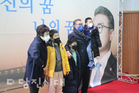 ▲ 당진시장에 출마하는 김명선 충남도의장이 자서전 <당진의 꿈, 나의 꿈>을 발간하고 지난 22일 출판기념회를 개최했다.