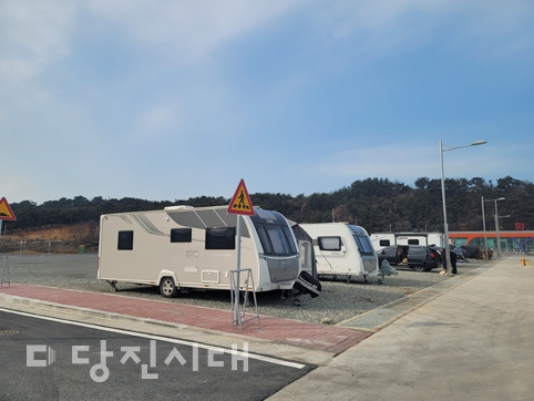 ▲ 지난 24일 평일이지만 주차장에 캠핑차량들이 10대 가량 주차돼 있다.
