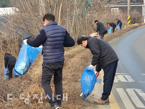 ▲ 면천면 기관·단체가 설 명절을 앞두고 환경청결활동을 진행했다.