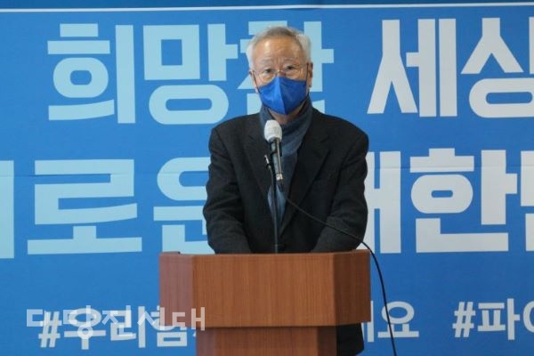 ▲ 인사말을 전하고 있는 배기선 고문