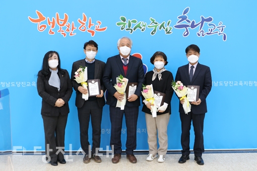 ▲ 당진교육지원청이 지난 14일 2022년도 상반기 교원 퇴임식을 당진교육지원청 대회의실에서 개최했다.