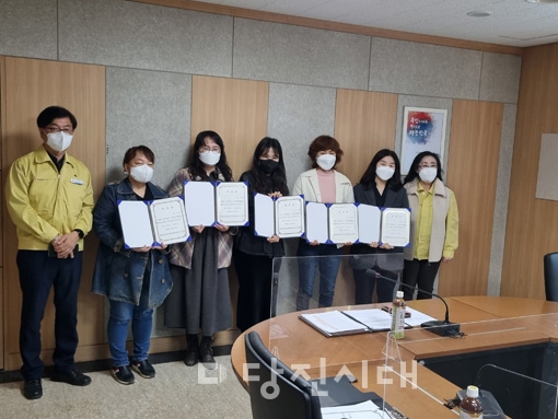 ▲ 지난 8일 당진창의체험학교 마을교사들에게 위촉장을 전달했다.