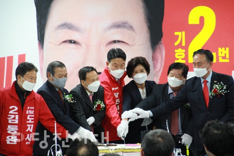 ▲ 지난 19일 오성환 국민의힘 당진시장 예비후보가 읍내동 서해빌딩에 선거사무소를 마련하고 개소식을 진행했다.