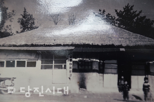 ▲ 책을 대여하고 읽을 수 있도록 장정마을문고로 사용된 이발소