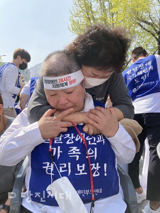 ▲ 지난 19일 전국장애인부모연대 주최로 열린 행사에서 삭발한 한숙자 충남장애인부모회 당진지회장