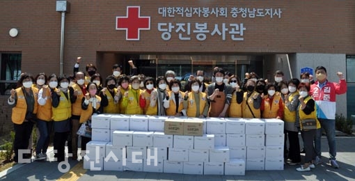 ▲ 지난 15일 주식회사 두리반팩토리가 대한적십자사봉사회 당진지구협의회에 깍두기를 전달했다.