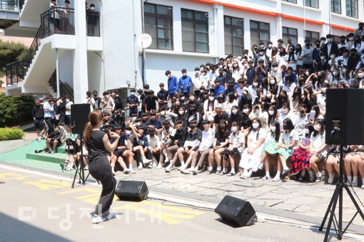 ▲ 신평중학교 학생들이 세한대학교 실용음악학과 학생들의 버스킹 공연을 관람하고 있다.