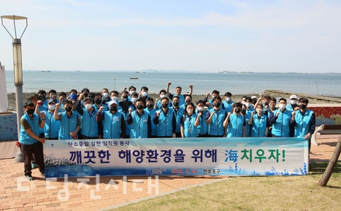 ▲ 현대제철 해피프리즘 가족봉사단이 수청동에 위치한 버들수변공원에 맥문동 2만 본을 식재했다.