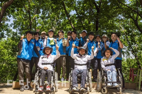 ▲ 미래엔서해에너지 한마음봉사단이 장애인들이 참여하는 달팽이산악회의 산행을 지원했다.