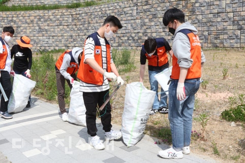 ▲ 당진시자원봉사센터와 신성대학교 로타랙트 클럽이 환경정화 활동을 지난 13일 실시했다.
