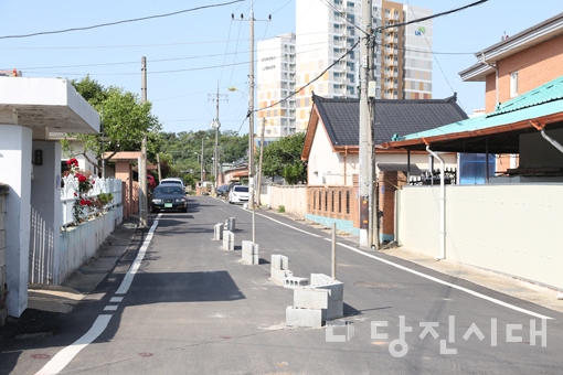 ▲ 우강면 송산1리 마을안길을 토지소유주가 벽돌로 막고 소유권을 주장하고 있다.
