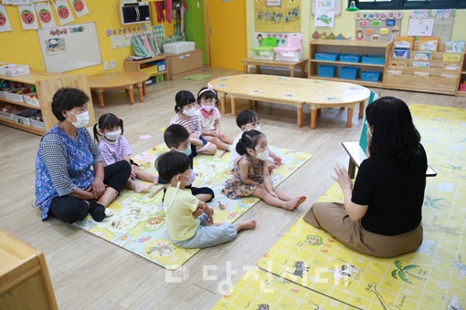 ▲ 보육교사 도우미 김애자 씨가 세단어린이집에서 아이들을 돌보고 있다.