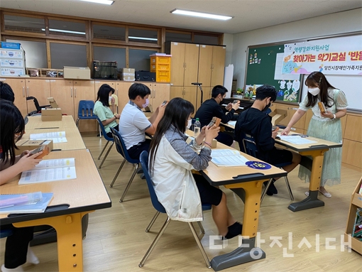 ▲ 당진시장애인가족지원센터가 원당중 특수교육대상 학생들에게 찾아가는 악기교실 ‘반올림’ 프로그램을 진행하고 있다.