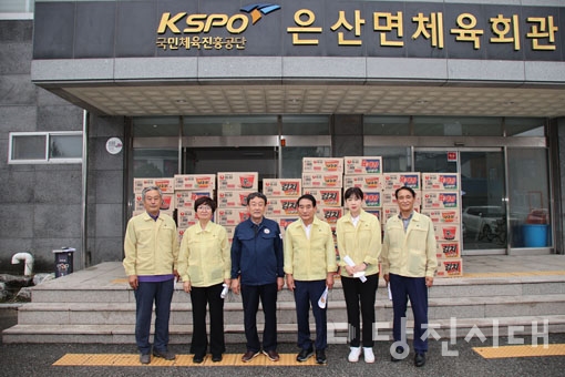 ▲ 당진시의회가 수해를 입은 부여군 은산면을 방문해 위문품을 전달했다.