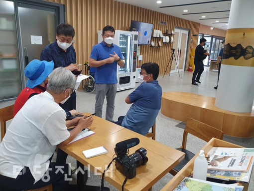 ▲ 6. 오후 3시 22분, 기자회견 및 청장과의 면담을 마친 뒤 당진으로 향하는 길. 침체된 분위기 속에서 김남일 초대 당진군농민회장이 포기하지 않고 끝까지 투쟁을 이어가자며 시민들을 독려했다.