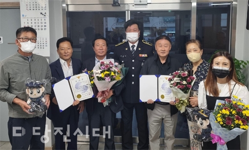 ▲ 합덕파출소가 전영진 우강면생활안전협의회장과 시민경찰 김대환 씨에게 감사장을 전했다.