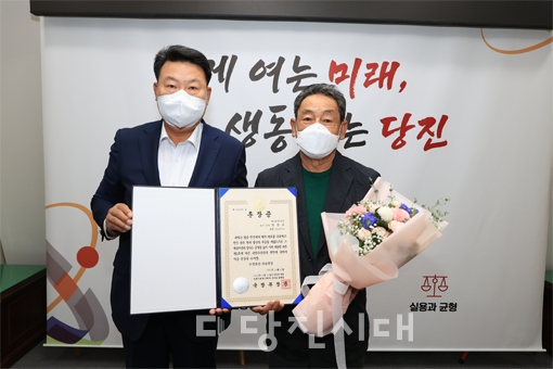 ▲ (왼쪽부터) 오성환 당진시장과 故 한광교 중사 유족인 한관석 씨