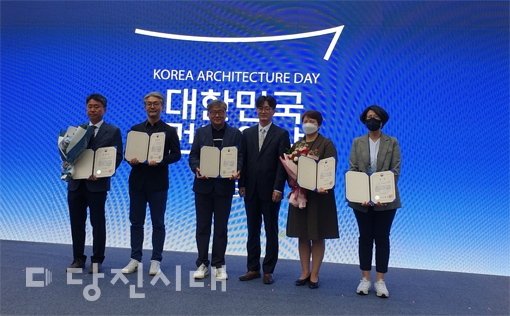 ▲ 조숙경 당진시 주택과장(오른쪽에서 두 번째)이 2022 대한민국 공공건축상 혁신행정 부문에서 국토교통부 장관상을 수상했다.