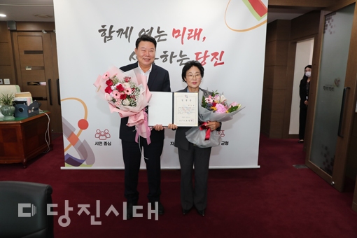 ▲ 오성환 당진시장이 양기림 당진시복지재단 신임 이사장에게 지난 21일 임명장을 전달했다.